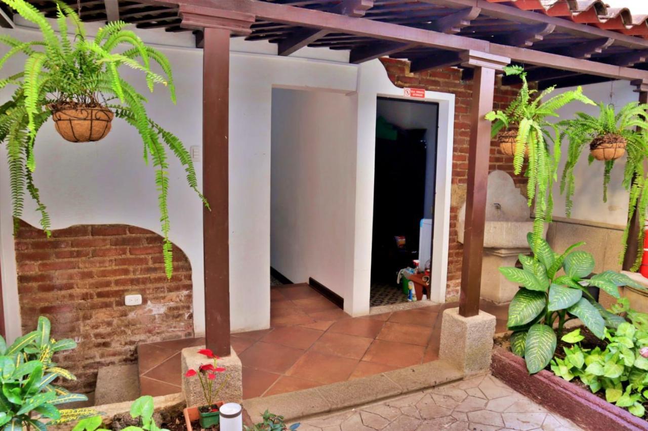 Hotel Posada El Arcangel Antigua Exterior photo